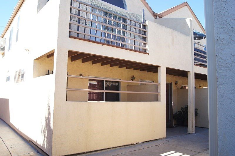 1st image of 4232 Winona Ave #1