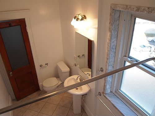 bathroom get good morning sunlight