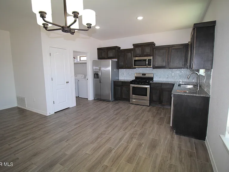 620 Adrian Arellano St W — Photo 23