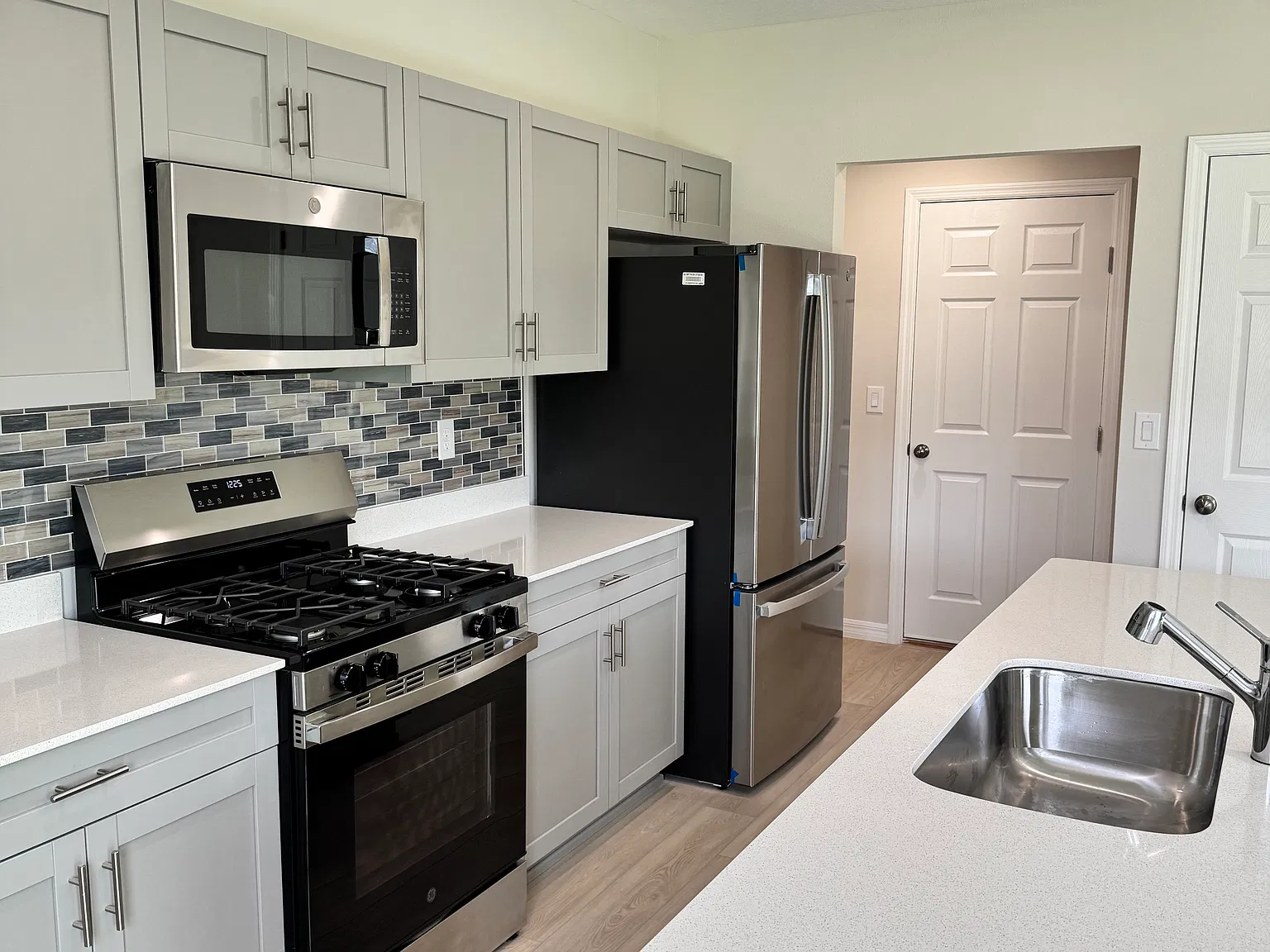 5 bed, 2892 sqft, $3,100 — Photo 2