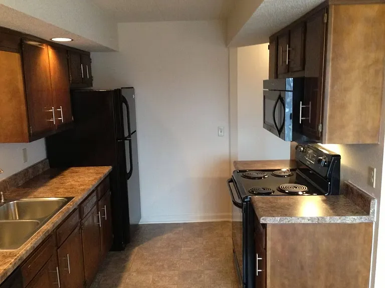 Regal Oaks Luxury Apartments — Photo 3