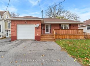 16 Maple Ave, Prince Edward County, ON K0K2T0