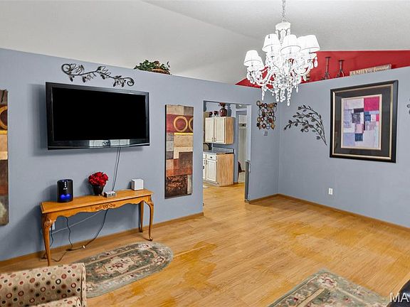 5th image of 410 W Lincoln Ave