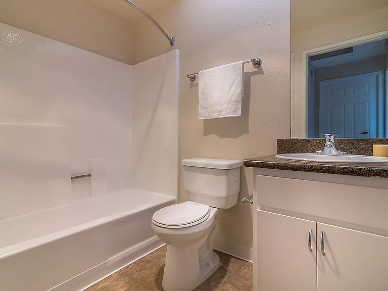 Essex Properties at Miracle Mile — Photo 13