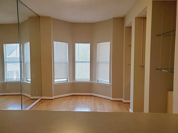 4th image of 305 Ivy Green Ln