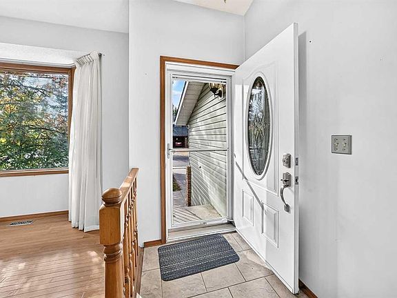 3rd image of 64 S Edforth Cres NW