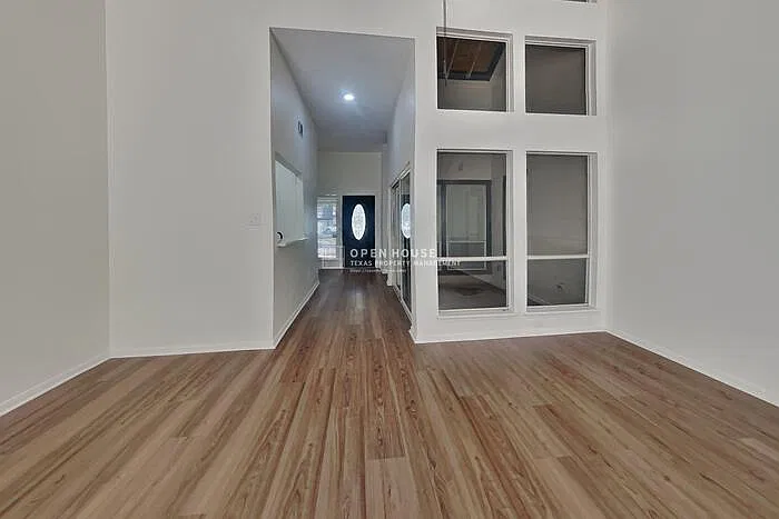 4 bed, 2.0 bath, 2243 sqft, $2,350 — Photo 3