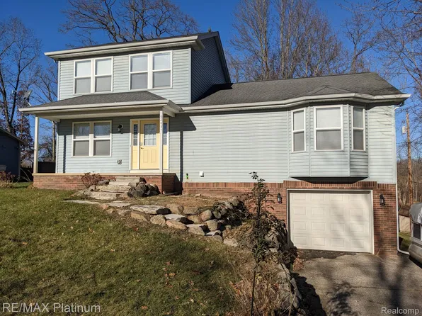 6243 Hiawatha Rd, Whitmore Lake, MI 48189