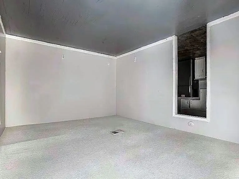121 Westbridge Rd — Photo 2