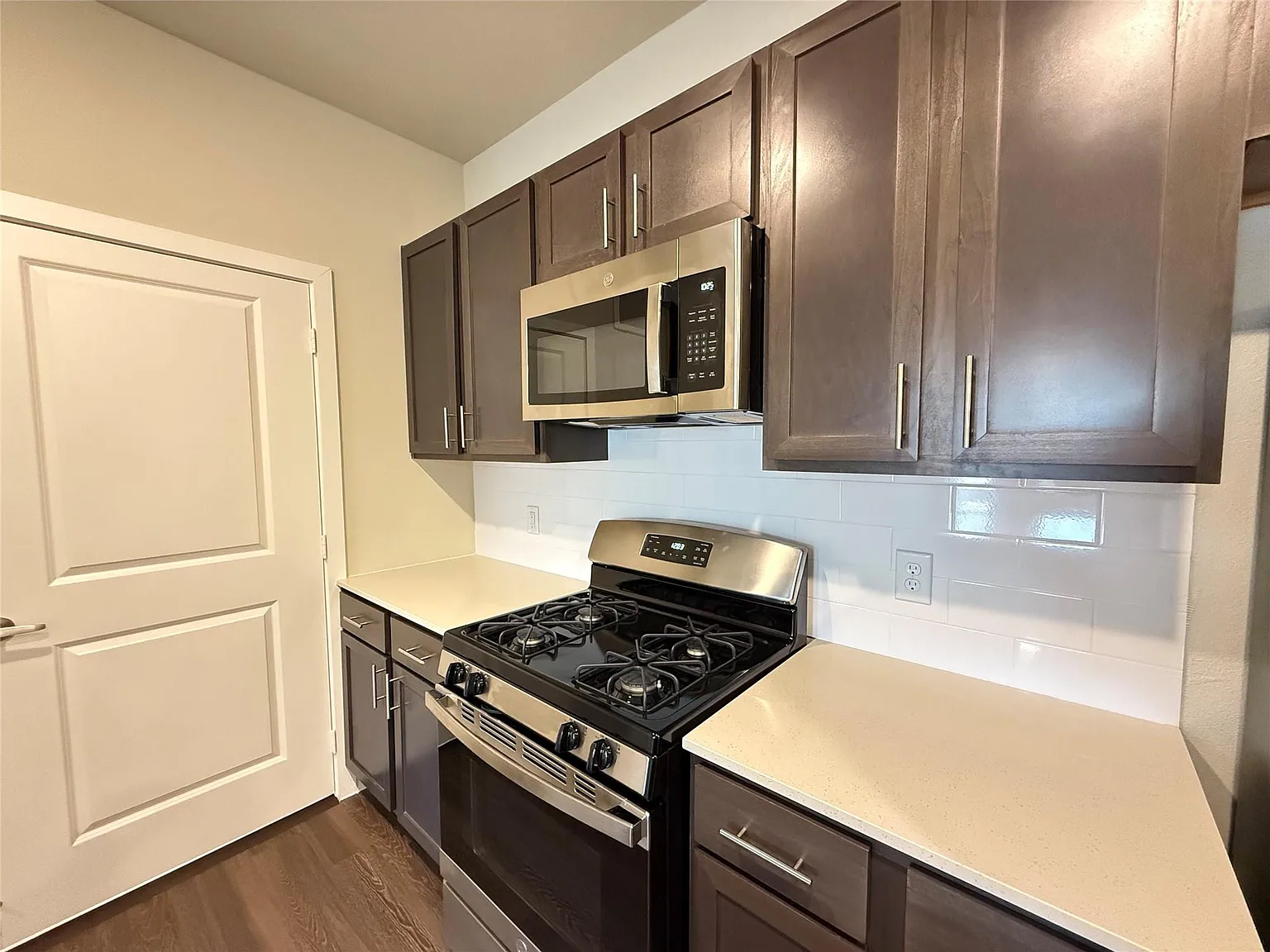 2 bed, 2.0 bath, 1052 sqft, $1,649 — Photo 3