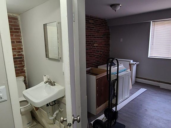 2nd image of 1725 Garden Ln