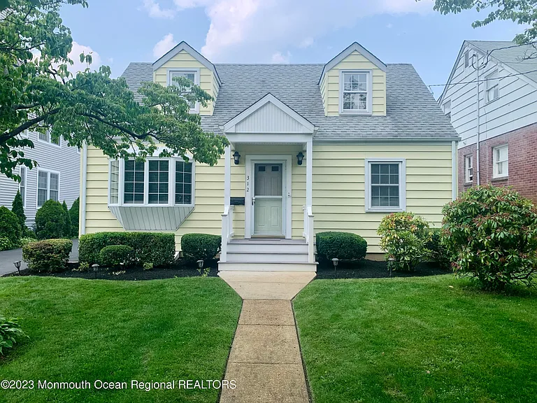 312 Salem Ave — Photo 1