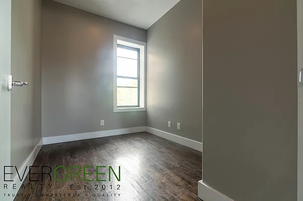 Rented by Evergreen Apartments BK | media 28