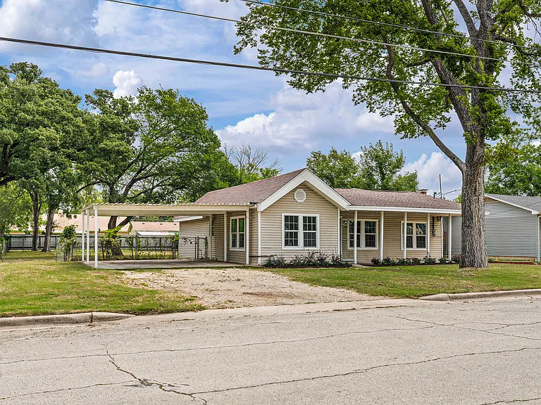 11700 N Oak St — Photo 2