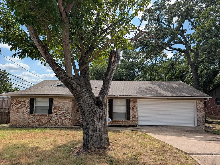 1820 Warren Ln — Photo 1