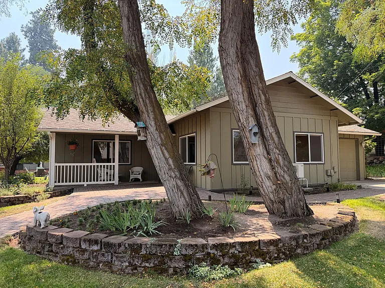 2551 NE Ravenwood Dr — Photo 1