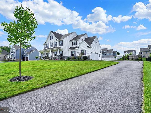 3rd image of 411 Peggy Ln