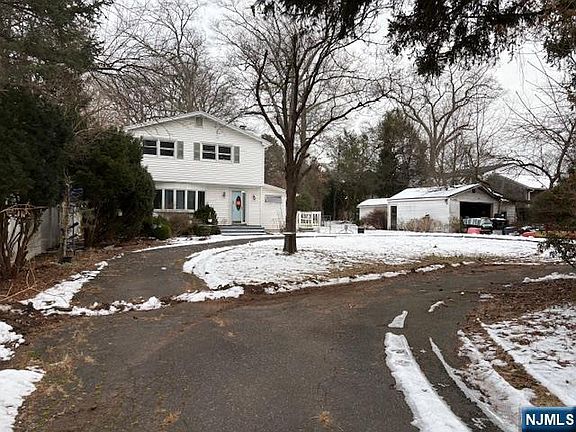 3rd image of 496 Cedar Ln