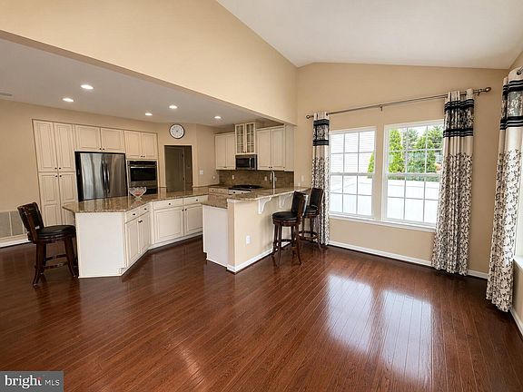 5th image of 5 Goodyear Ln