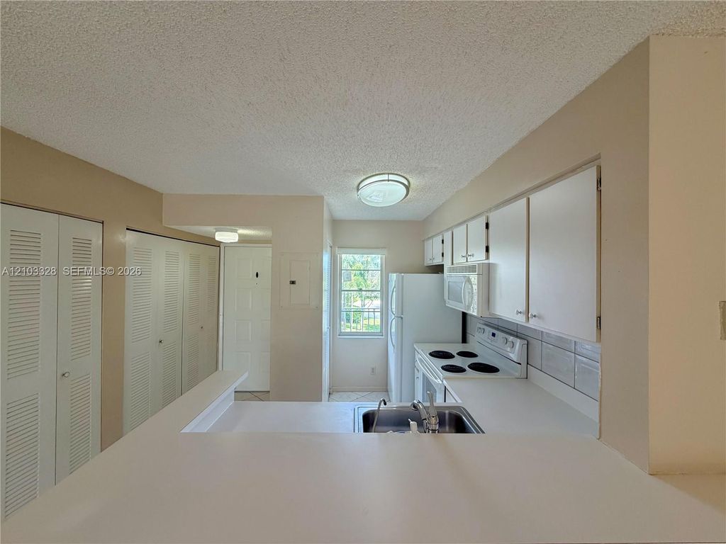 2230 N Cypress Bend Dr APT 308, photo 7