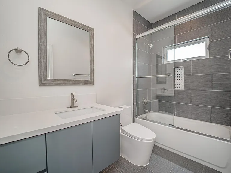 4526 1/2 Saint Charles Pl — Photo 22