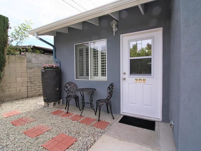 308 N Mission Dr — Photo 3
