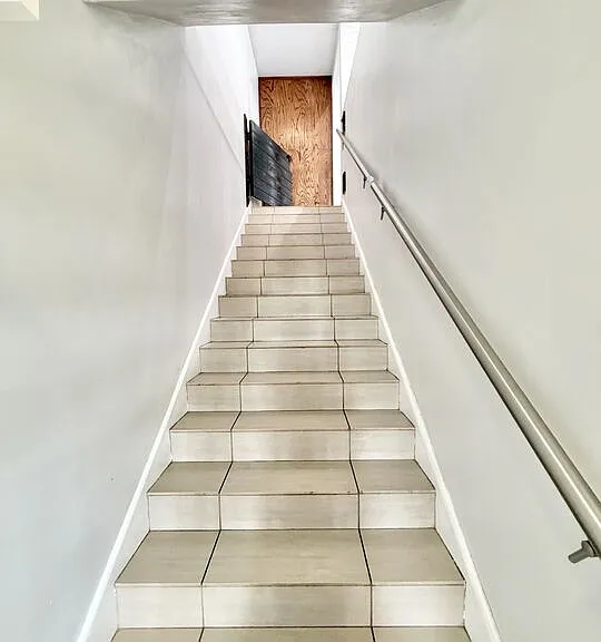 624 1/2 N Benton Way — Photo 4