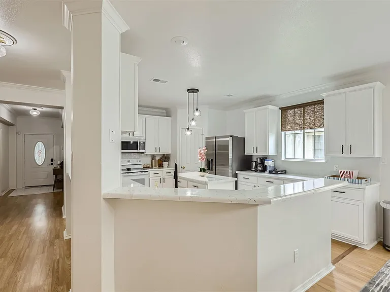 1016 Thackeray Ln — Photo 9