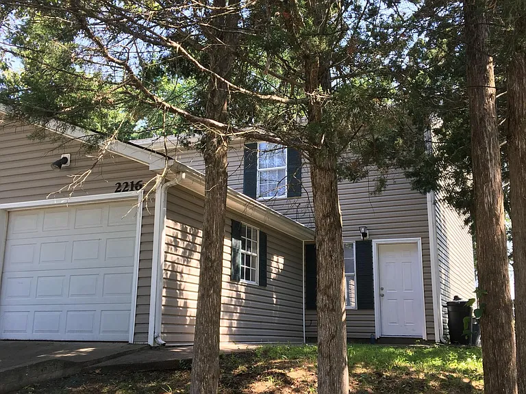 2216 Live Oak Ln — Photo 1