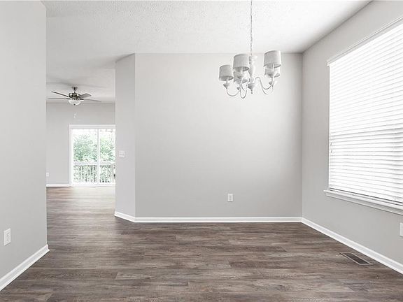 5th image of 982 Lincoln Park Dr W