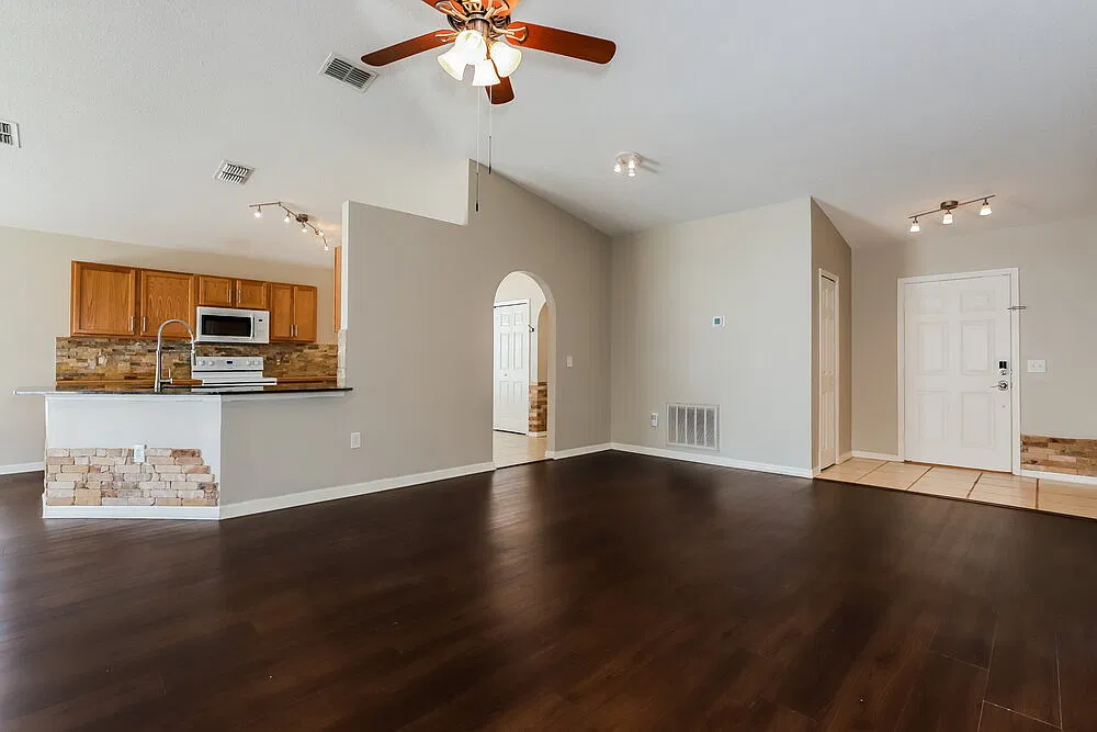 3 bed, 2.0 bath, 1487 sqft, $3,350 — Photo 4