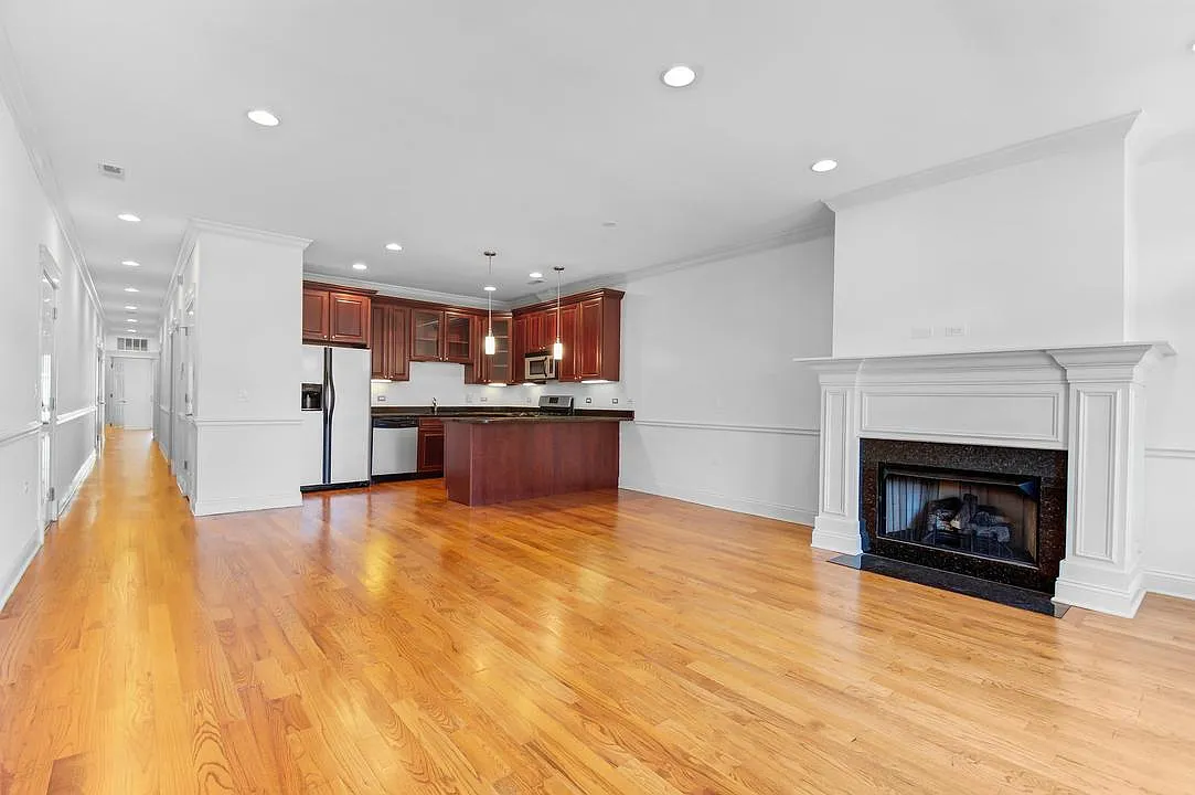 3 bed, 1600 sqft, $4,395 — Photo 2