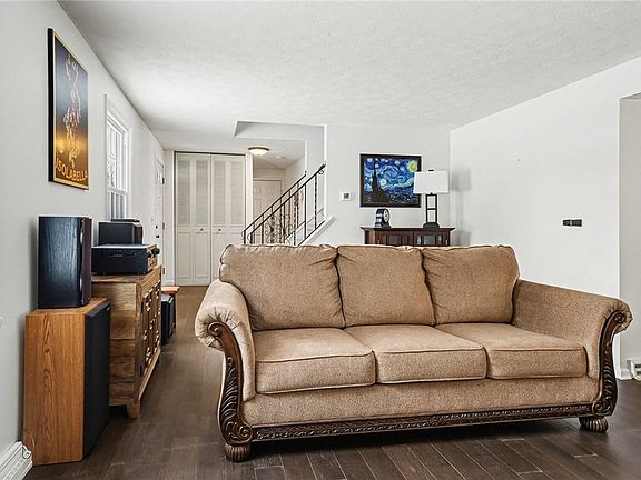 3rd image of 12 Queensberry Ln