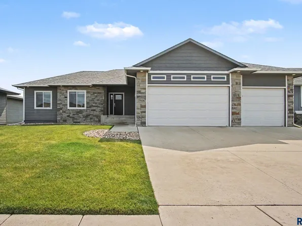 7904 S Pinewood Ave, Sioux Falls, SD 57108