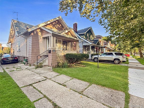 3rd image of 584 Algonquin St