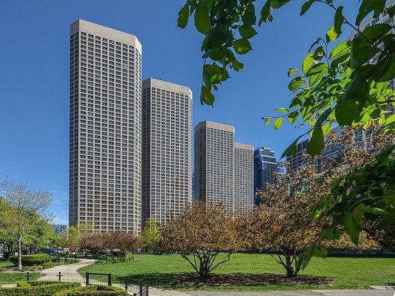 2nd image of 565 W Madison St #3006