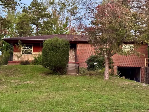 838 Observatory Dr, Saint Albans, WV 25177