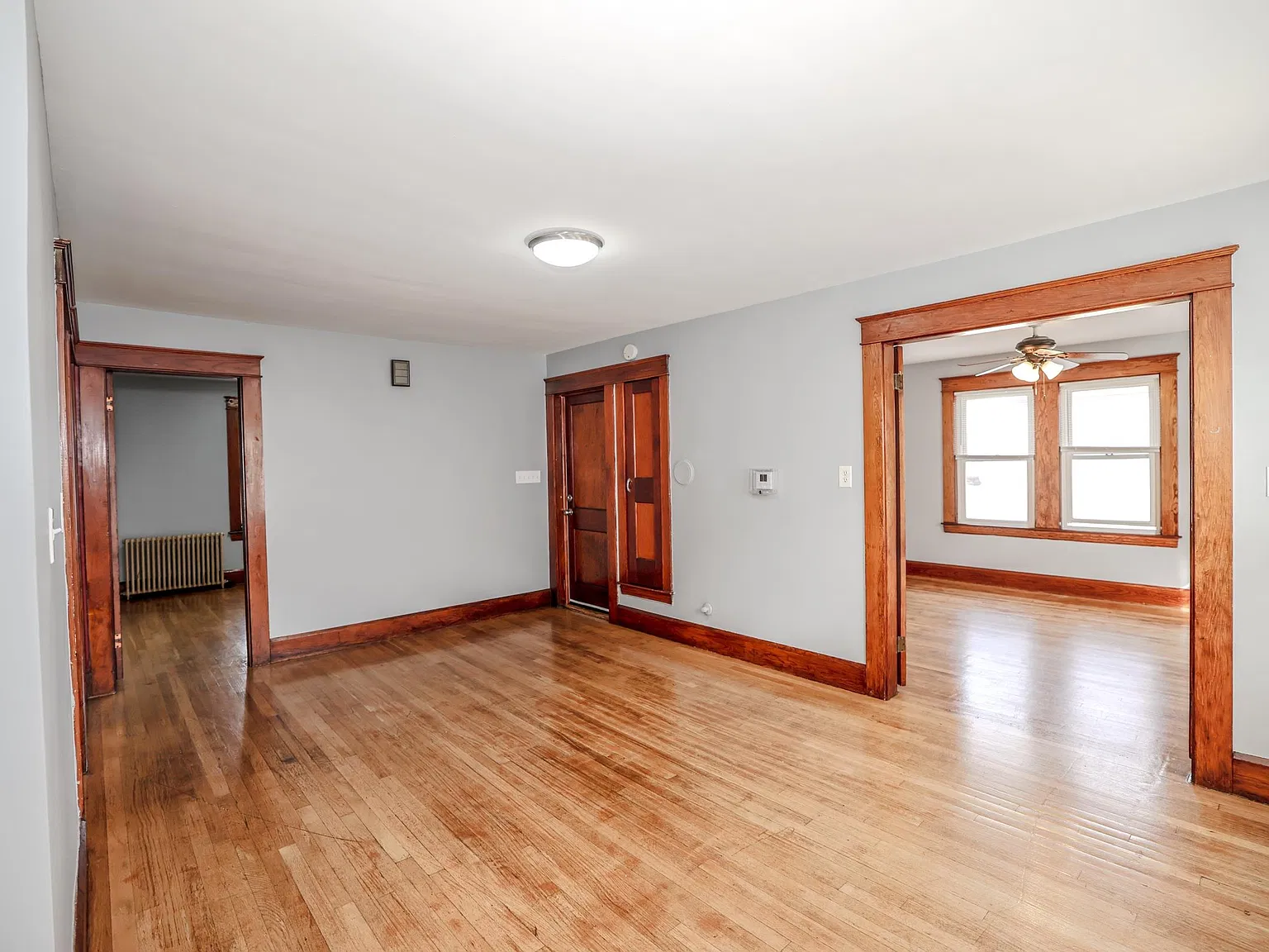 3 bed, 1.0 bath, 1960 sqft, $2,600 — Photo 3