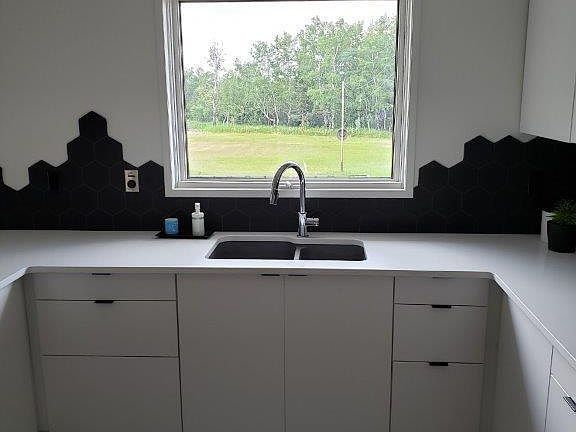 4th image of 252 Riverbend Cres