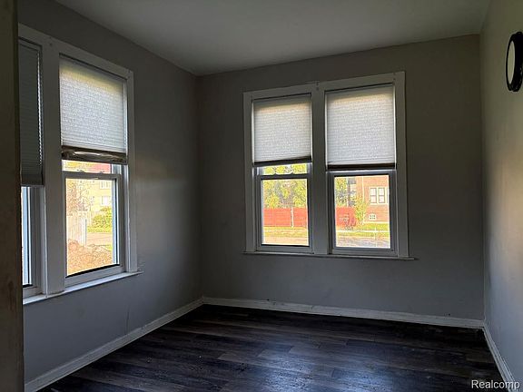 5th image of 389 Eastlawn St