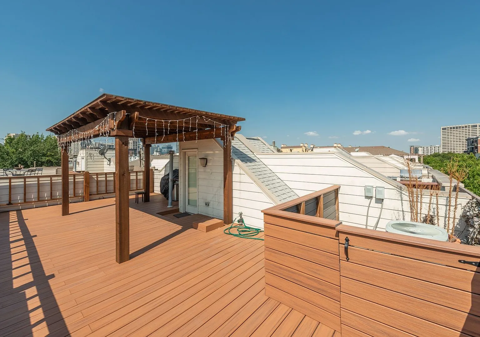 Upscale Two Bedroom Townhouse with Roof Deck and Downtown View in State Streets Neighborhood. — Photo 4
