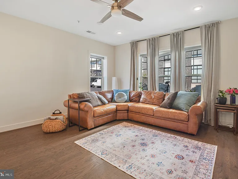 813 Rockwell Ave — Photo 6
