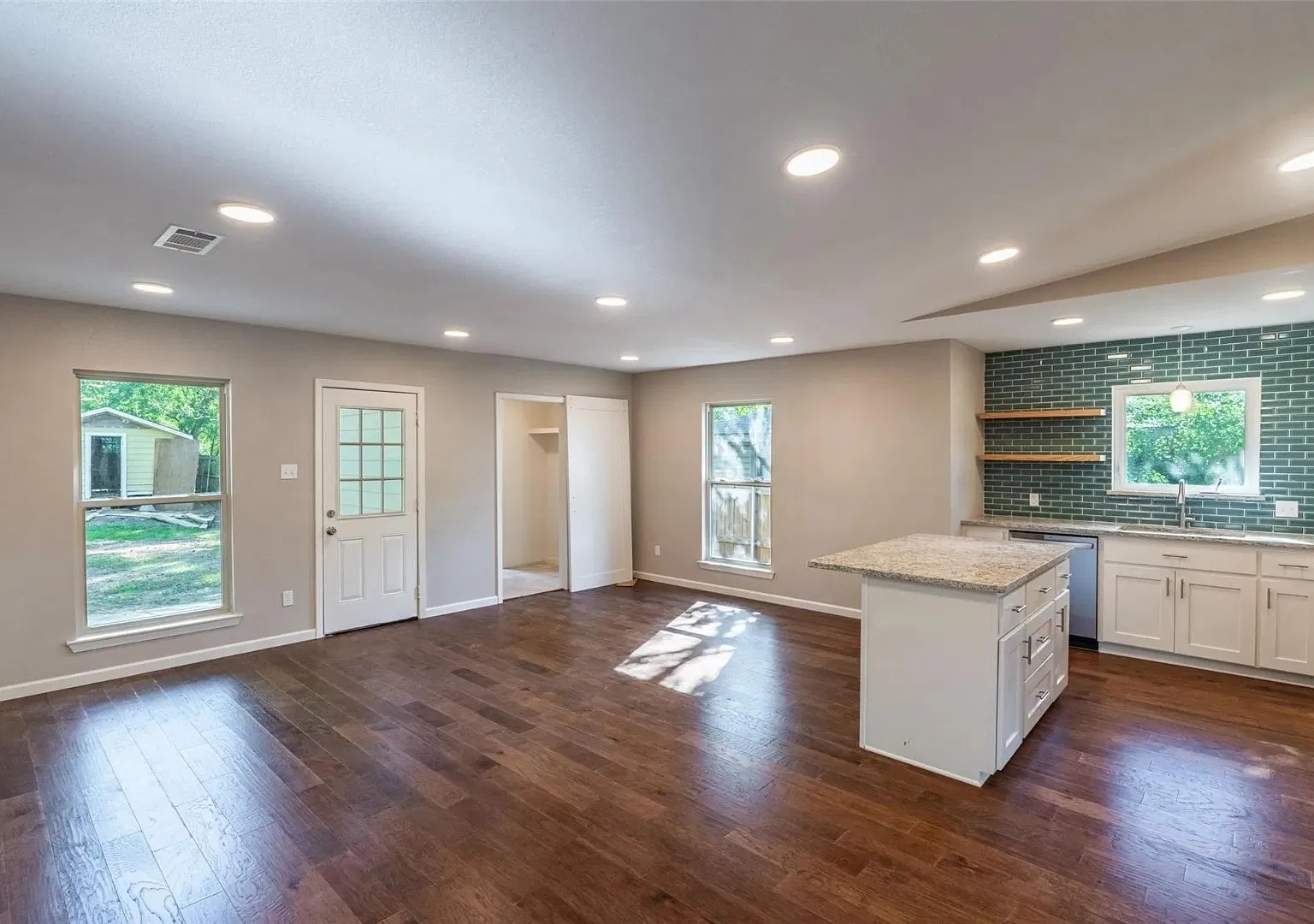 Spacious 4-Bed Home with Fenced Yard, Porch & Patio in Greenville Minutes to I-30 — Photo 2