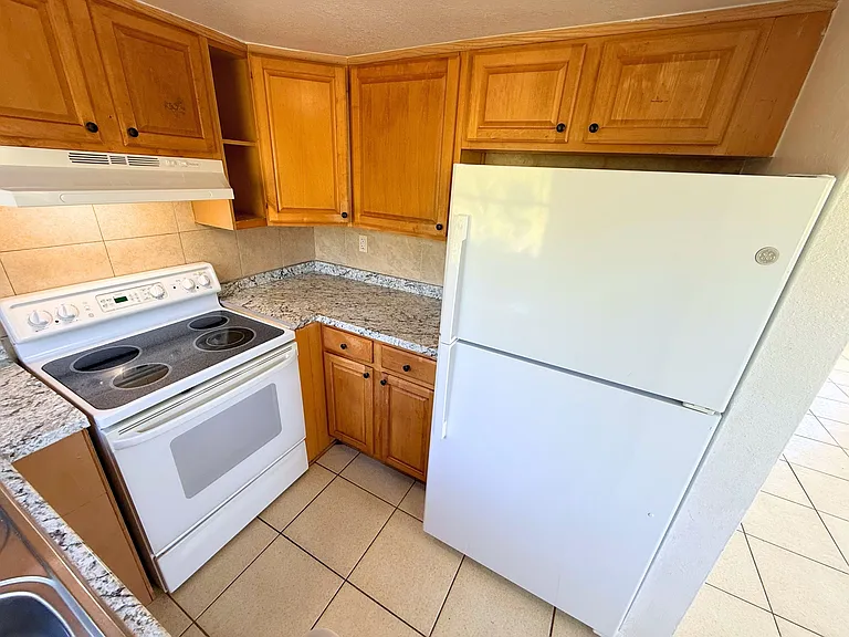 432 NW 42nd St #4 — Photo 5