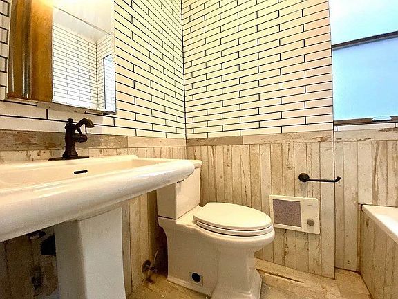 5th image of 129 Putnam Ave APT 2L