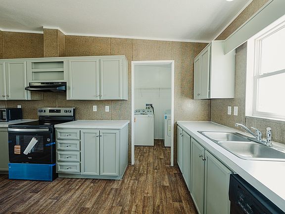 3rd image of 2423 N Redondo Ave