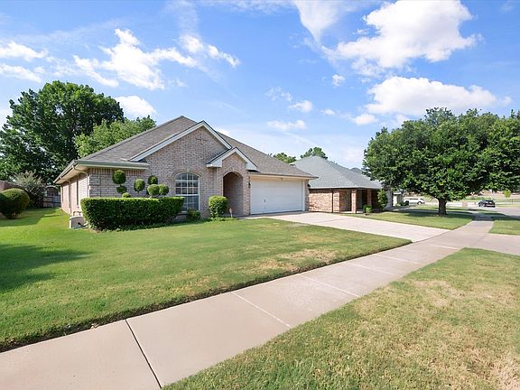2nd image of 817 Willow Ct