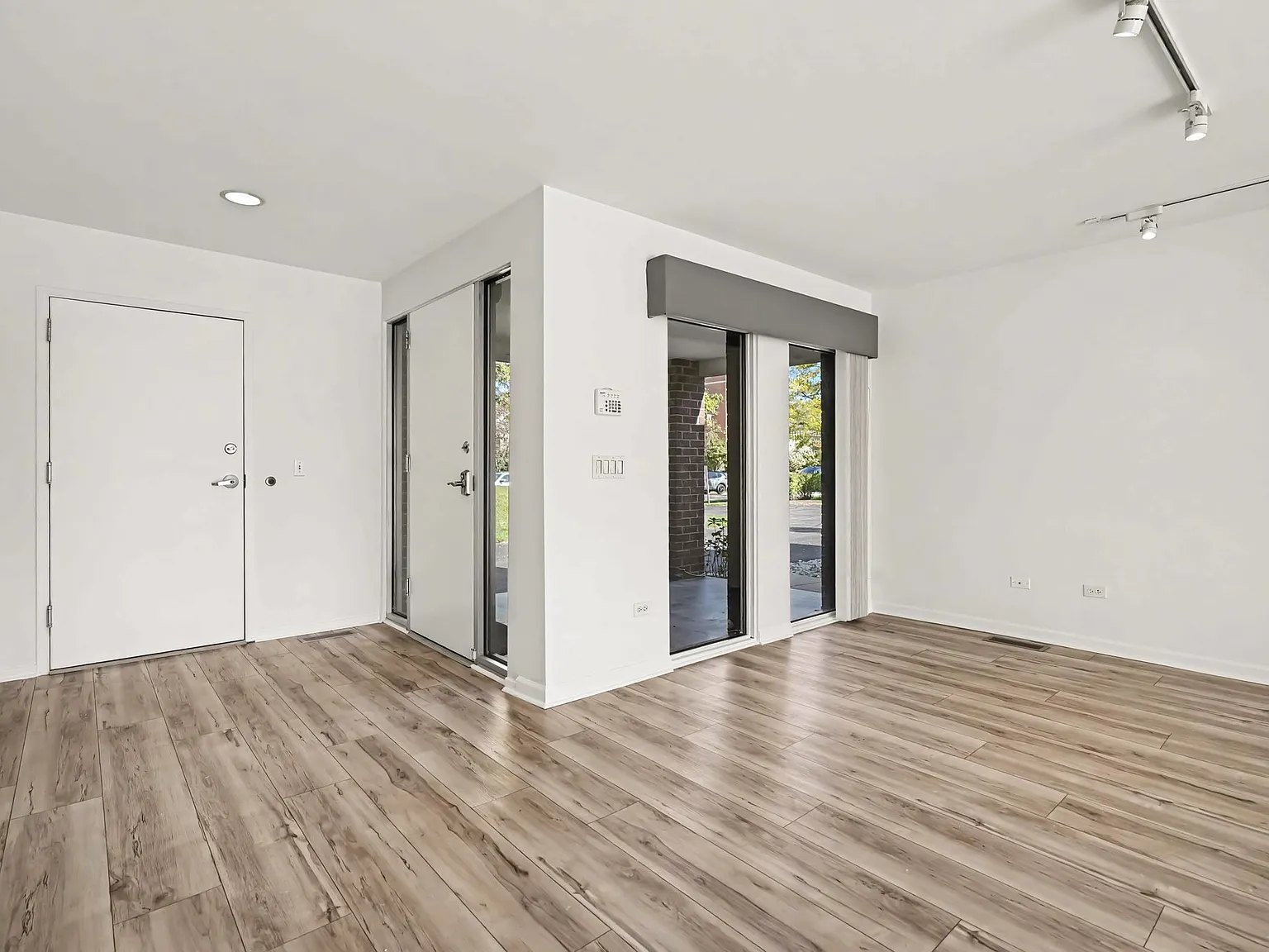 3 bed, 2.5 bath, 2106 sqft, $3,990 — Photo 4