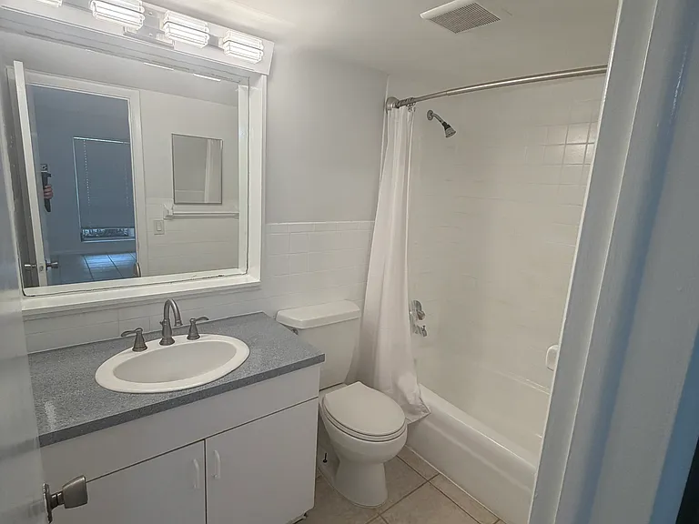 Las Olas Regency — Photo 26