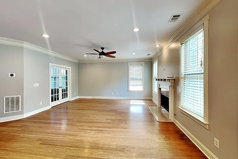 5 bed, 3.5 bath, 3395 sqft, $3,500 — Photo 2